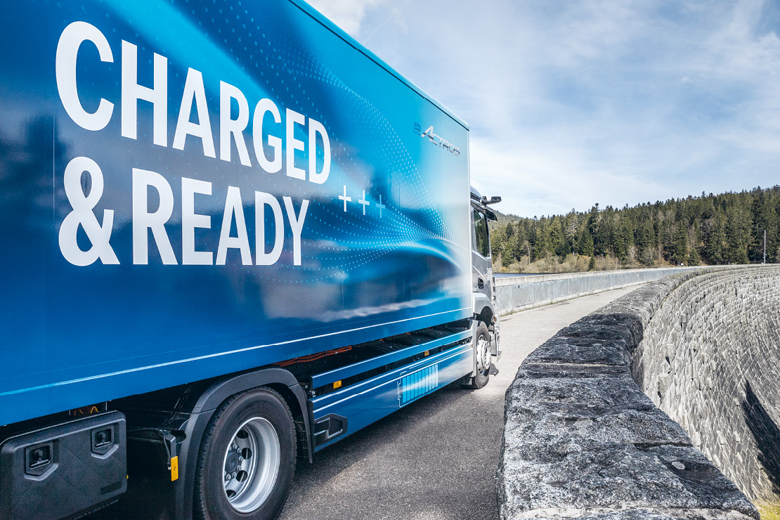 Charged & Ready: der batterieelektrische Mercedes-Benz eActros auf der Schwarzenbach-Talsperre.