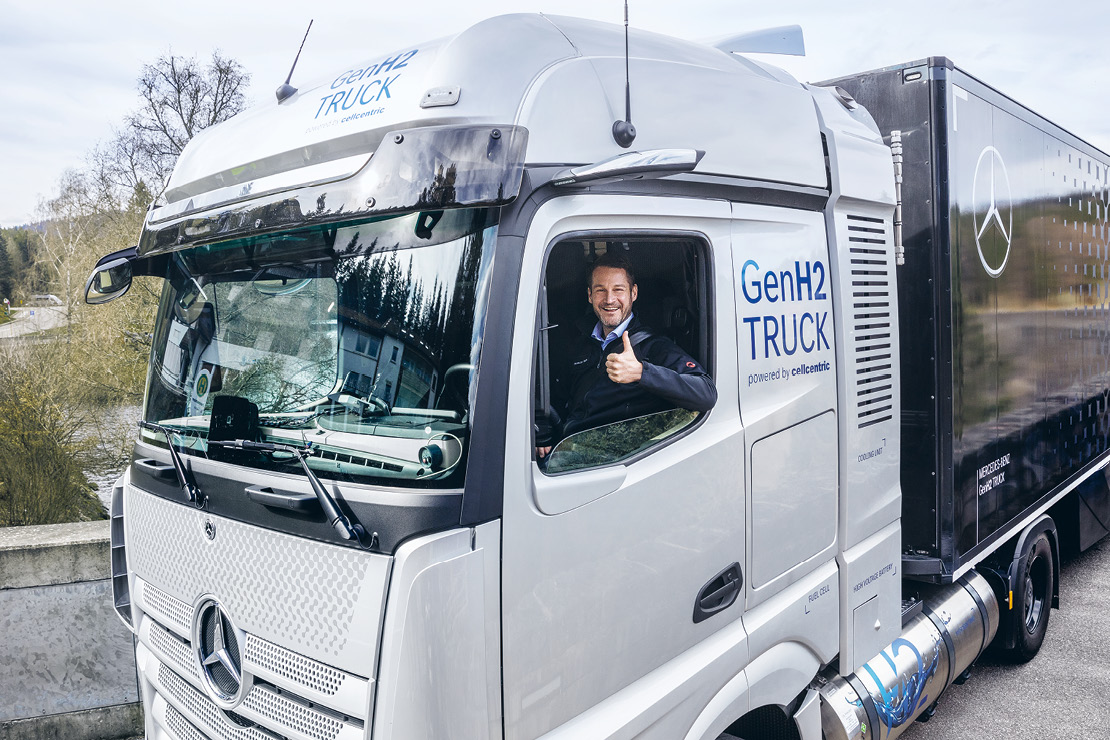 Steuert in die Zukunft: Daimler Truck Technologievorstand Dr. Andreas Gorbach am Steuer des Mercedes-Benz GenH2 Trucks.